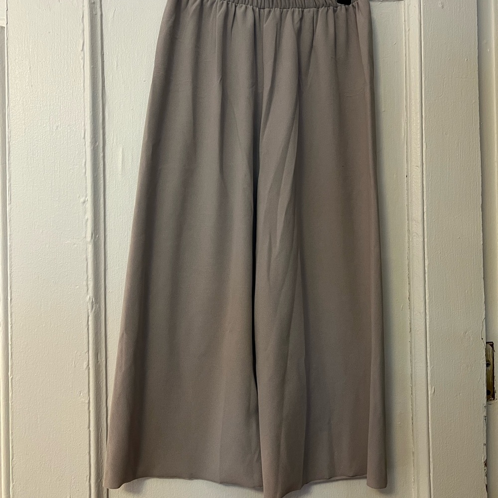 Elegant Wide-Leg Gray Capri Pants